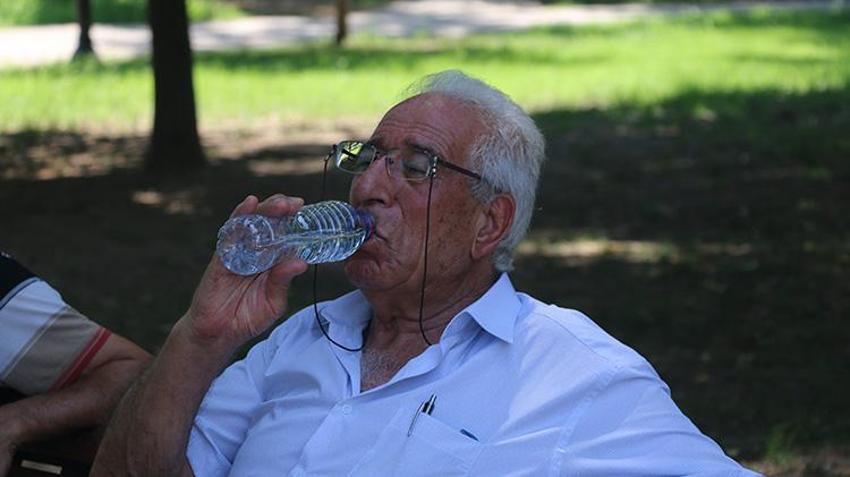 'Cehennem Sıcakları' Adana'yı vurdu: Asfalt eridi! Uzmanlar uyardı: 'Mümkünse dışarı çıkmayın!'