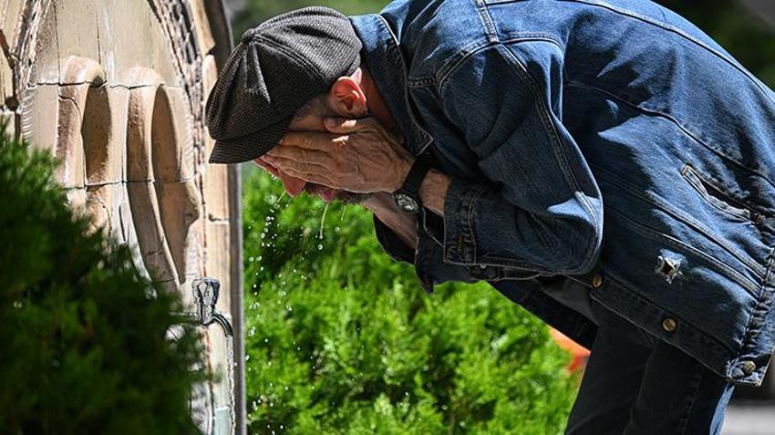 'Cehennem Sıcakları' Adana'yı vurdu: Asfalt eridi! Uzmanlar uyardı: 'Mümkünse dışarı çıkmayın!'