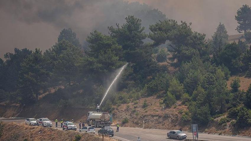 Bursa'da bir vatandaş evine kadar ulaşan yangını gözyaşlarıyla anlattı! 'Gece 3'ten sonra alevler bitti kozalakların patlaması başladı'