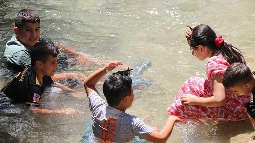 Sıcaklıklar arttı, yerli ve yabancı turist rotayı oraya çevirdi! Erzincan'ın göz bebeğine yoğun ilgi...