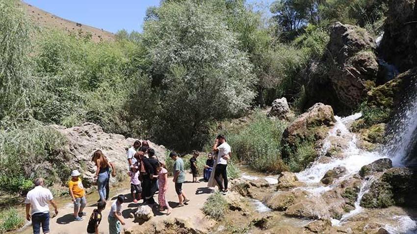 Sıcaklıklar arttı, yerli ve yabancı turist rotayı oraya çevirdi! Erzincan'ın göz bebeğine yoğun ilgi...