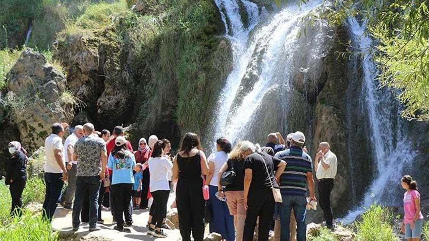 Sıcaklıklar arttı, yerli ve yabancı turist rotayı oraya çevirdi! Erzincan'ın göz bebeğine yoğun ilgi...