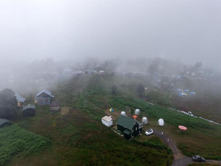 Türkiye yanarken onlar serin havanın tadını çıkarıyor!