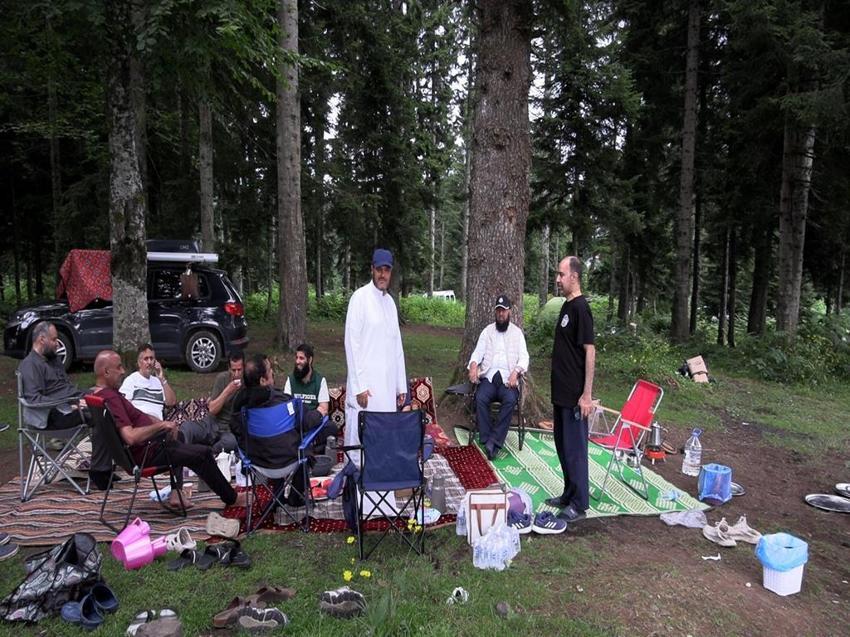 Türkiye yanarken onlar serin havanın tadını çıkarıyor!