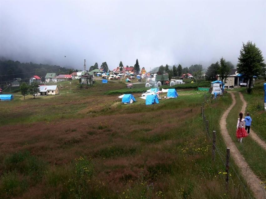 Türkiye yanarken onlar serin havanın tadını çıkarıyor!