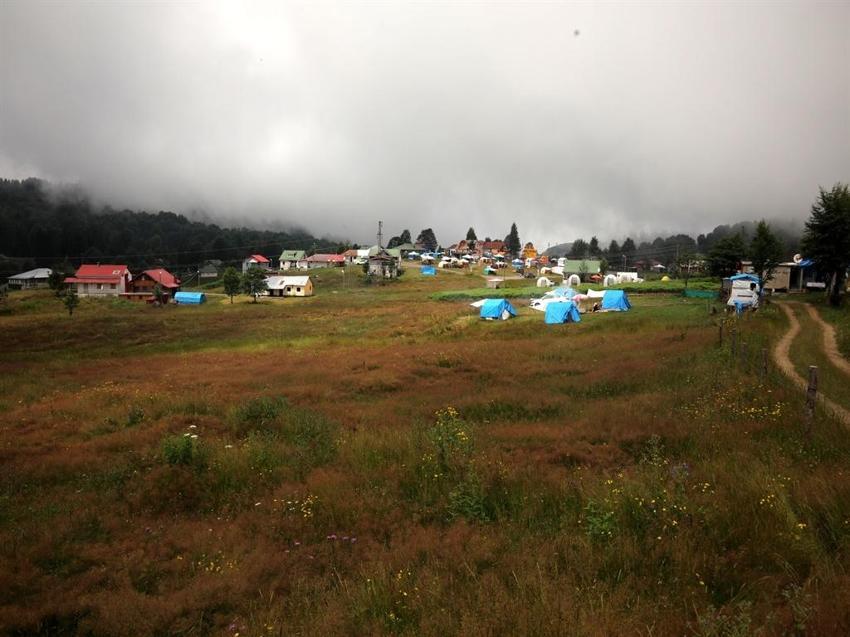 Türkiye yanarken onlar serin havanın tadını çıkarıyor!
