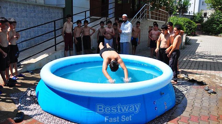 Manisa'da imamdan örnek davranış! Kur'an kursuna gelen çocuklara havuz aldı