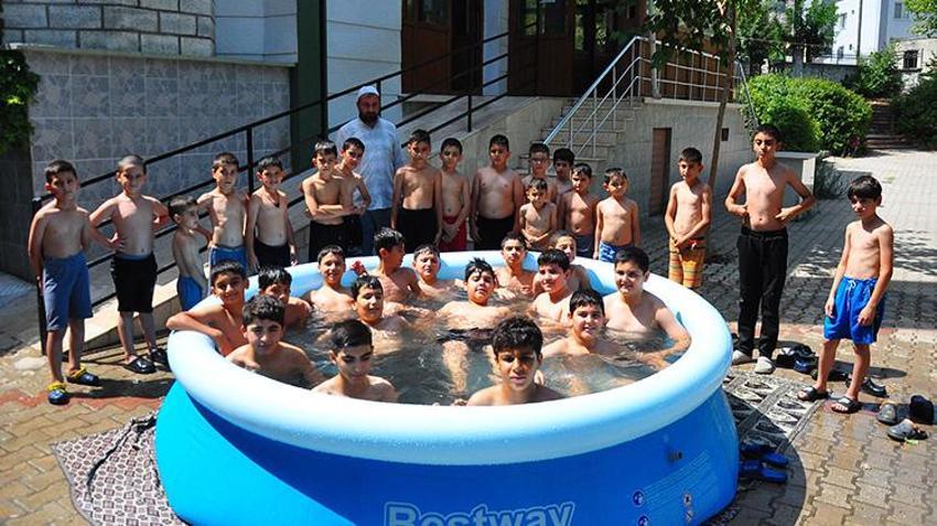 Manisa'da imamdan örnek davranış! Kur'an kursuna gelen çocuklara havuz aldı