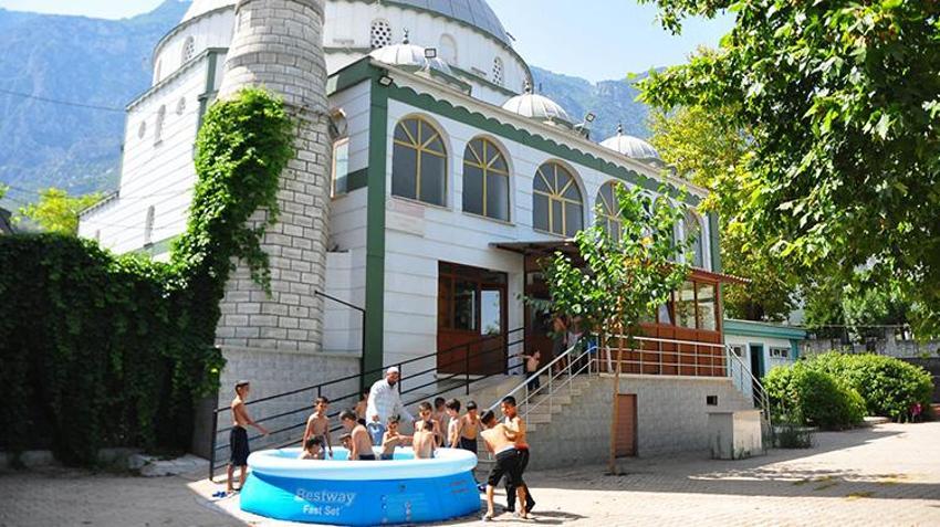 Manisa'da imamdan örnek davranış! Kur'an kursuna gelen çocuklara havuz aldı