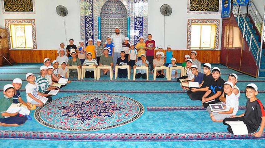 Manisa'da imamdan örnek davranış! Kur'an kursuna gelen çocuklara havuz aldı