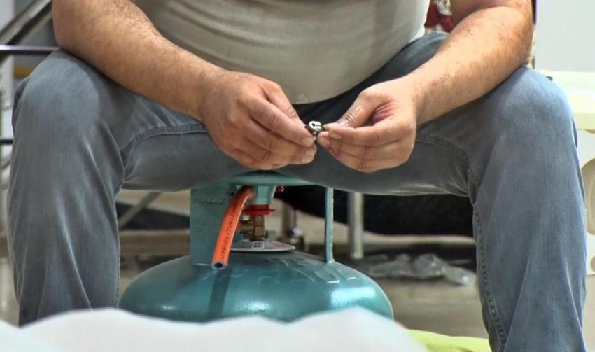 Uzaklaştırma kararını alan koca kriz geçirdi! Önce çatıya çıktı, sonra mağazayı savaş alanına çevirdi