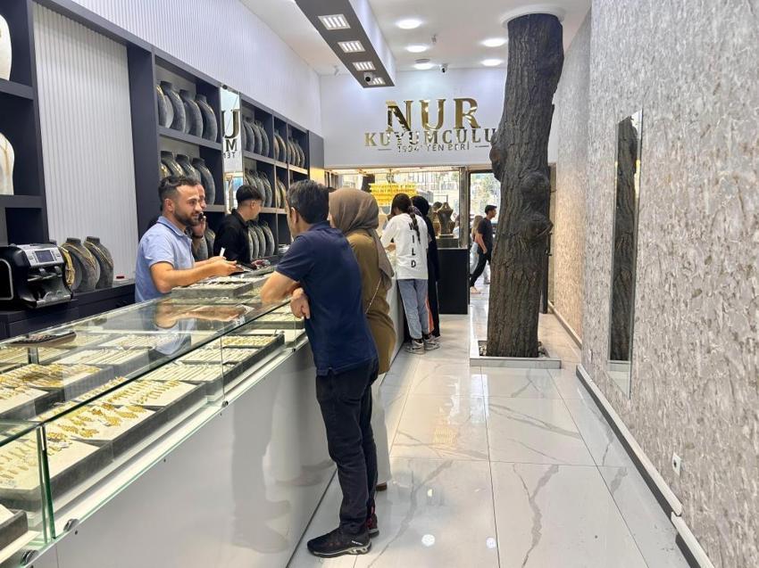 Van'daki kuyumcuda altın değerinde ağaç! Özel bölmeyle koruma altına alındı