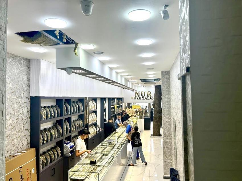 Van'daki kuyumcuda altın değerinde ağaç! Özel bölmeyle koruma altına alındı