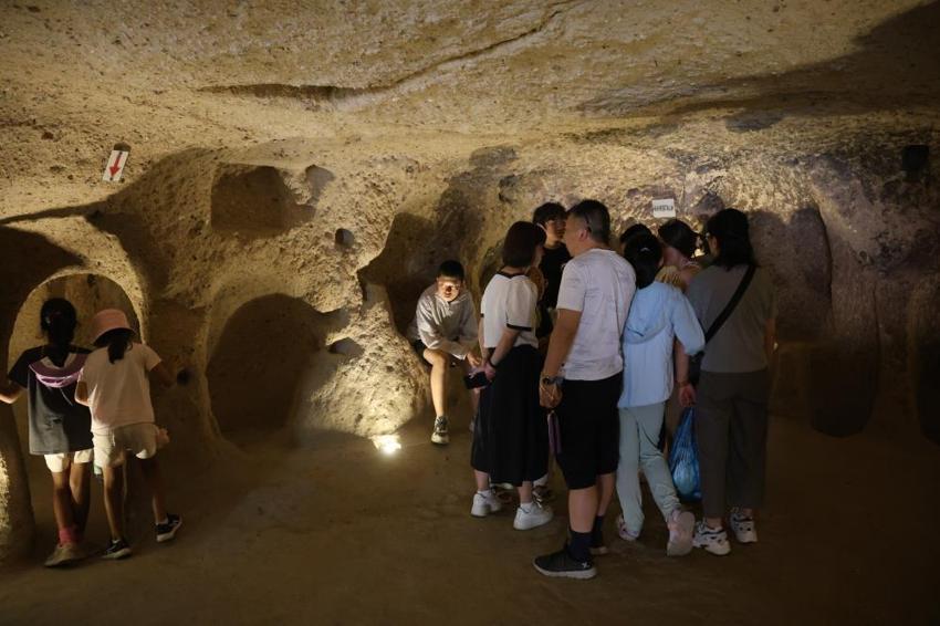 Kapadokya'da buraya giren çıkmak istemiyor! Dışarda 35 derece havaya meydan okuyor
