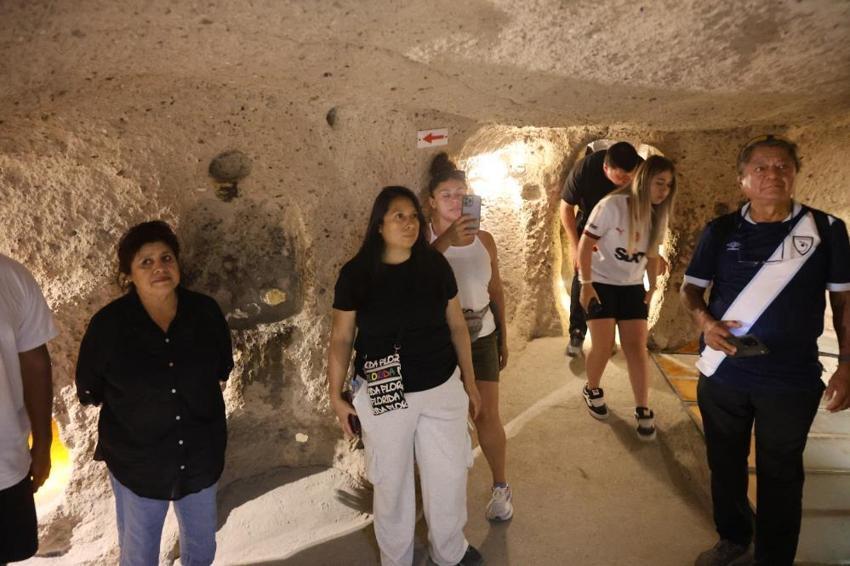 Kapadokya'da buraya giren çıkmak istemiyor! Dışarda 35 derece havaya meydan okuyor