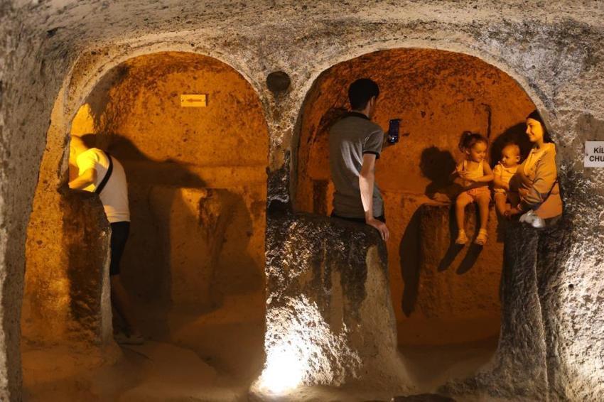 Kapadokya'da buraya giren çıkmak istemiyor! Dışarda 35 derece havaya meydan okuyor