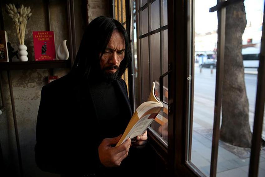 Konyalı John Wick'ten beğeni toplayan hareket! Kitabının gelirini eğitime adadı
