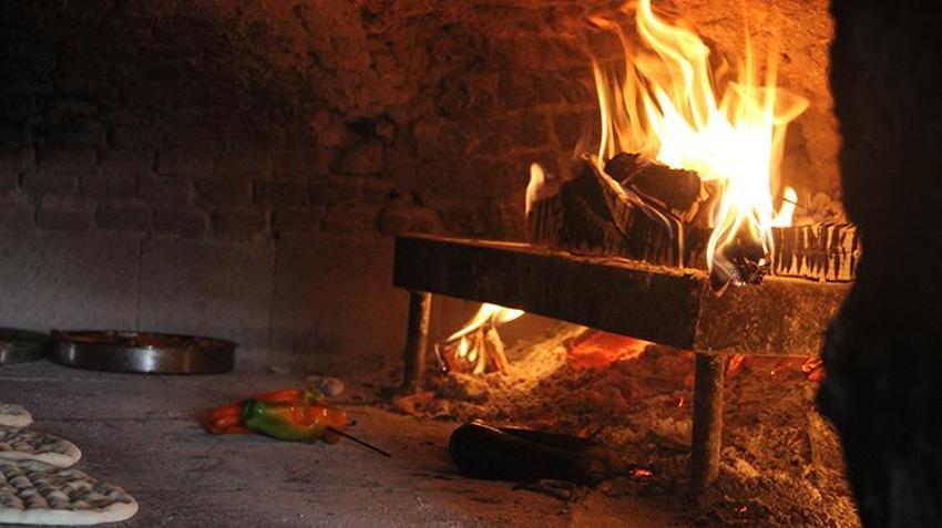 50 derece yetmedi, bir de fırın sıcağı! Şanlıurfa’da ekmek ateşin içinde kazanılıyor