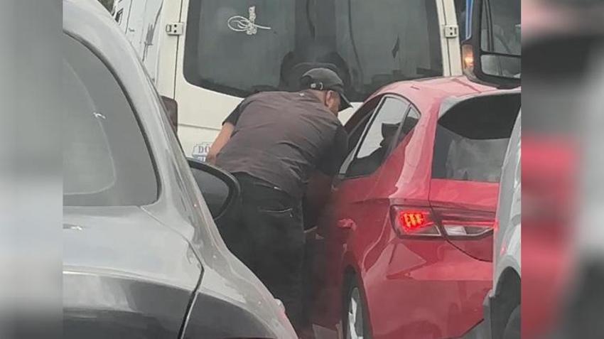 Adana trafiğinde zorla cam silme kabusu: Önce para isteyip, sonra tehdit ediyorlar! Araç kapısını açan bile var