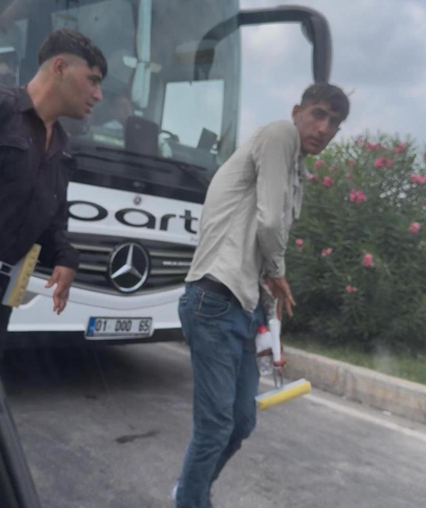 Adana trafiğinde zorla cam silme kabusu: Önce para isteyip, sonra tehdit ediyorlar! Araç kapısını açan bile var
