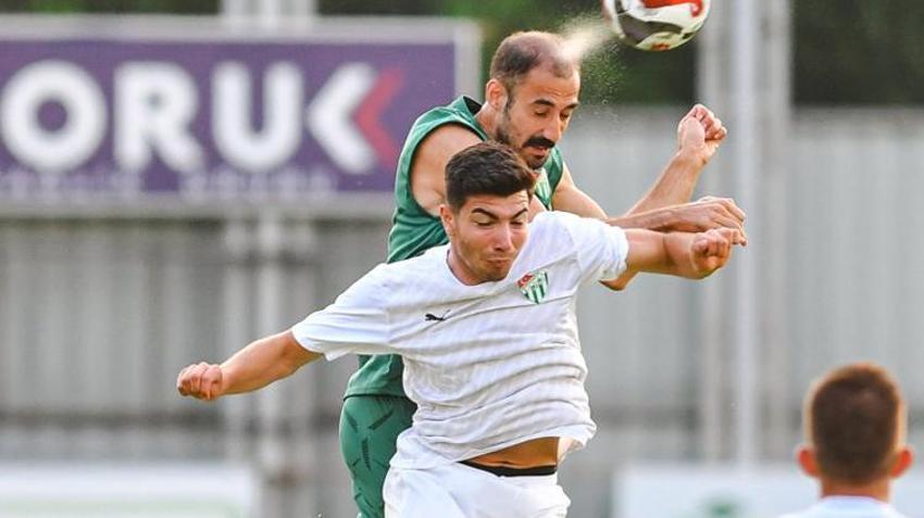 Bursaspor hazırlık maçında olay! Enes Çelik patladı, saha içine girdi: Takımı çekin