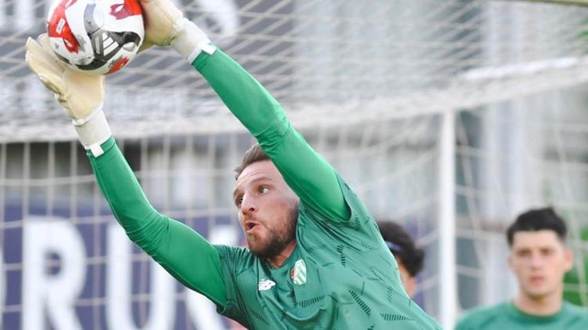 Bursaspor hazırlık maçında olay! Enes Çelik patladı, saha içine girdi: Takımı çekin
