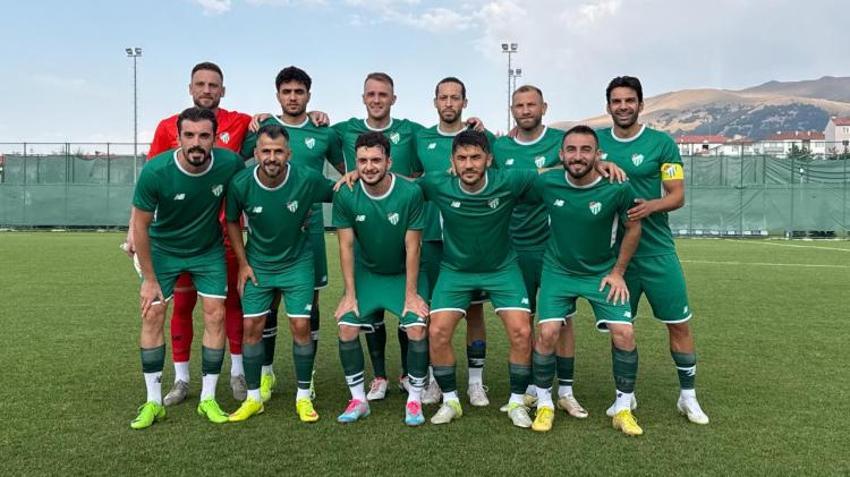 Bursaspor hazırlık maçında olay! Enes Çelik patladı, saha içine girdi: Takımı çekin