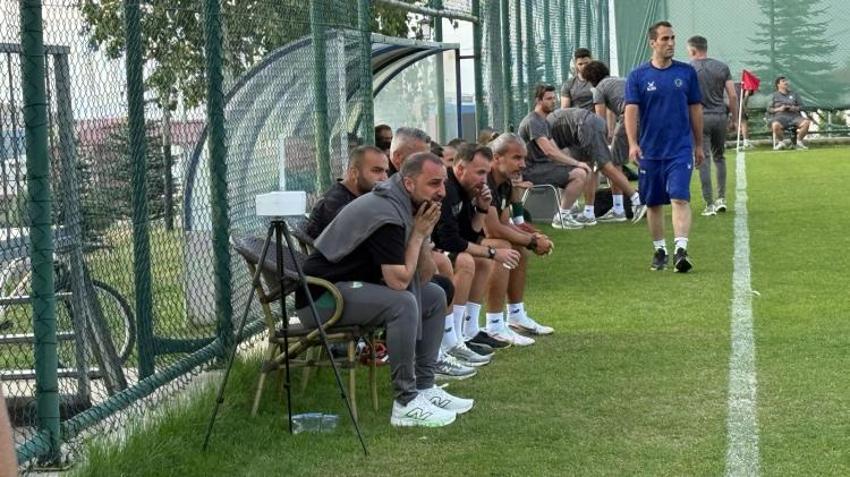 Bursaspor hazırlık maçında olay! Enes Çelik patladı, saha içine girdi: Takımı çekin