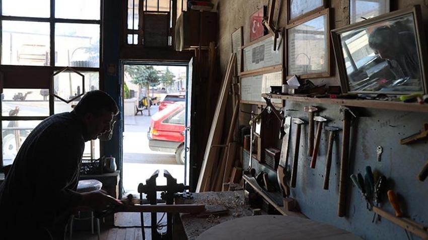 Babasının izinden gitti bir mesleğe hayat verdi! 100 yıllık dükkanda üretmeye başladı