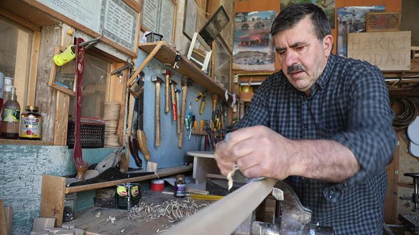 Babasının izinden gitti bir mesleğe hayat verdi! 100 yıllık dükkanda üretmeye başladı