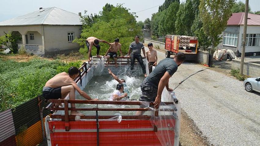 Çocuklar istedi, Muşlu çiftçi römorkunu havuza çevirdi!