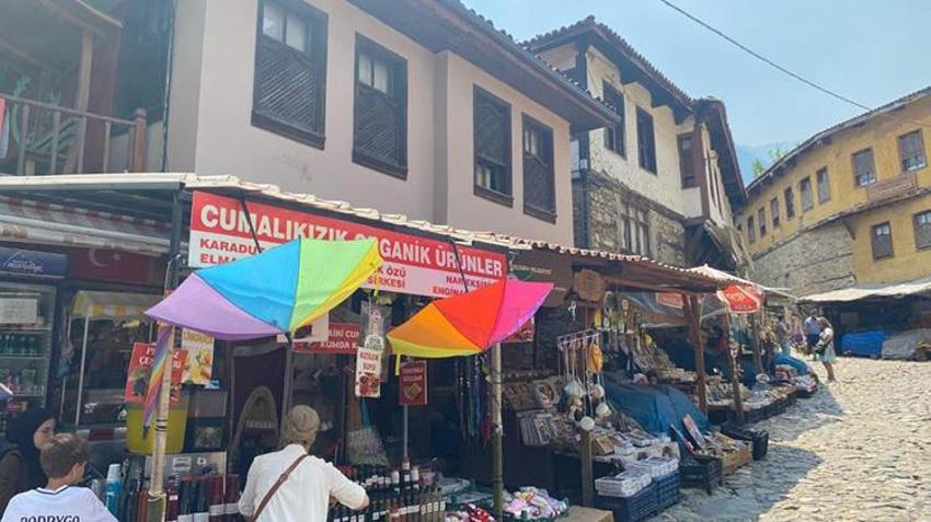 UNESCO mirası Cumalıkızık'ta rant savaşları: Belediye, korsan tezgah ve Çin malı satışına dur dedi!
