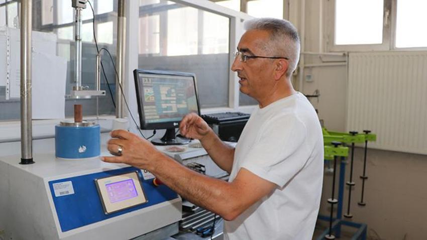 Pet şişeler çöpe değil inşaata gidiyor! Patent alındı: Zeminlerin sıvılaşmasını önleyecek