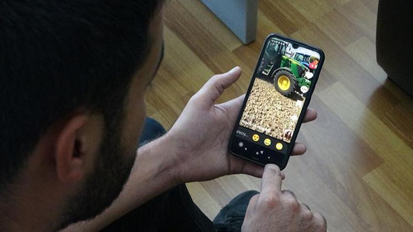 Sosyal medyada video izlerken 3 yıl önce çalınan traktörünü buldu