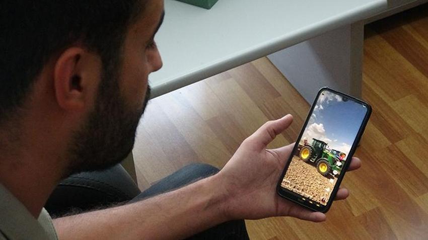 Sosyal medyada video izlerken 3 yıl önce çalınan traktörünü buldu