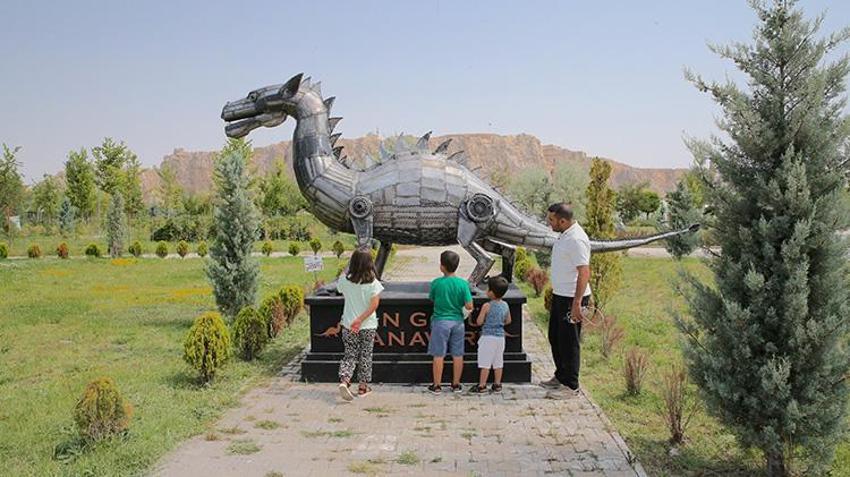 Van Gölü canavarı satıldı! İranlı heykeltıraş 600 kilogram demirden yapmıştı