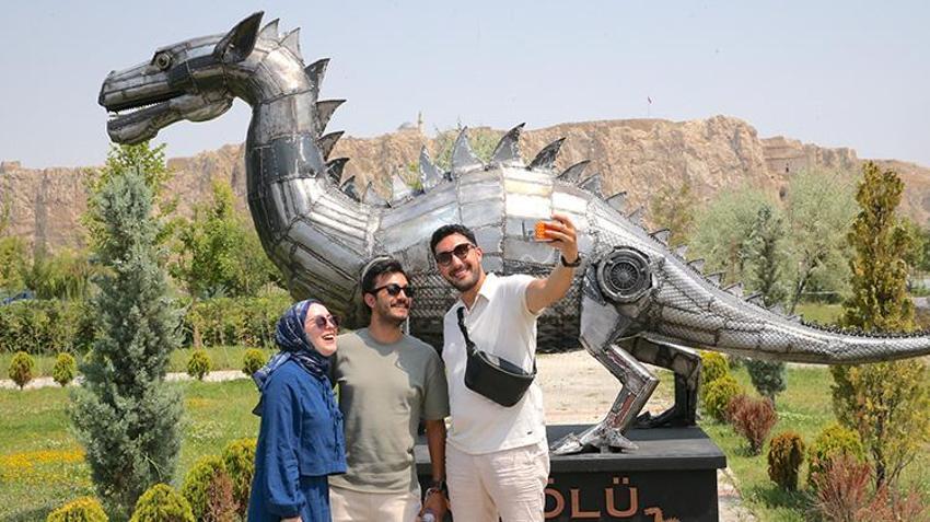 Van Gölü canavarı satıldı! İranlı heykeltıraş 600 kilogram demirden yapmıştı