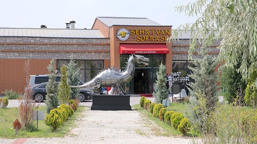 Van Gölü canavarı satıldı! İranlı heykeltıraş 600 kilogram demirden yapmıştı