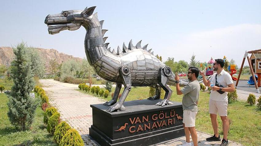 Van Gölü canavarı satıldı! İranlı heykeltıraş 600 kilogram demirden yapmıştı