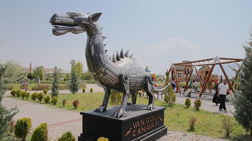 Van Gölü canavarı satıldı! İranlı heykeltıraş 600 kilogram demirden yapmıştı
