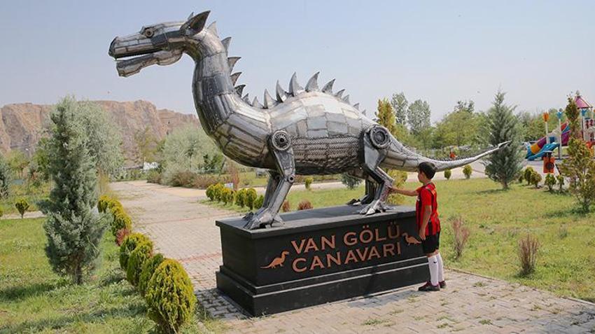 Van Gölü canavarı satıldı! İranlı heykeltıraş 600 kilogram demirden yapmıştı