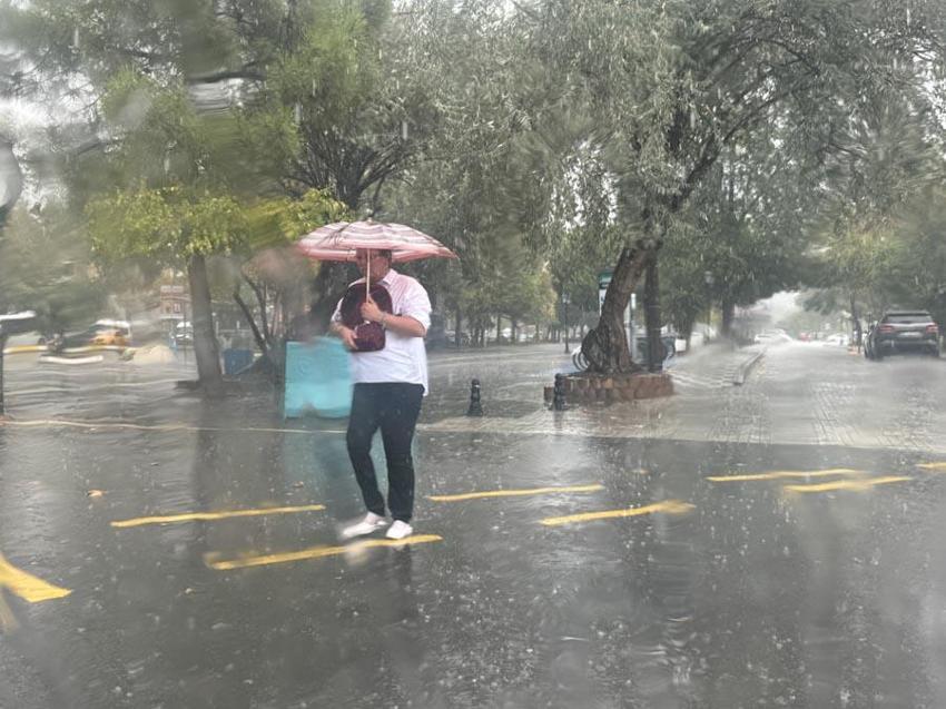 Gök gürültülü sağanak yağışlar geliyor! Meteoroloji başta İstanbul ve Ankara olmak üzere birçok ili uyardı