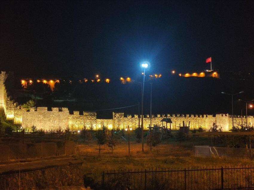 Yeni hali göz kamaştırdı: Kalenin ışıkları şehri aydınlattı