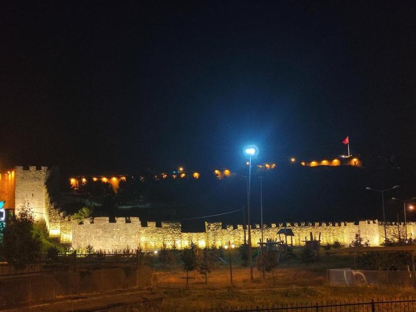 Yeni hali göz kamaştırdı: Kalenin ışıkları şehri aydınlattı