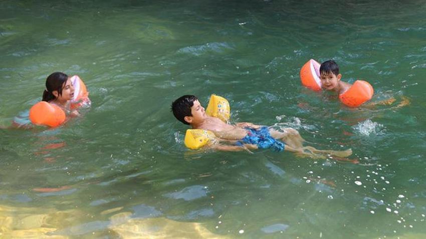 Sıcaktan bunalan Adanalılar yaylaya kaçtı, orada da çözümü kaynak suyunda buldu!