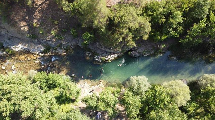 Sıcaktan bunalan Adanalılar yaylaya kaçtı, orada da çözümü kaynak suyunda buldu!