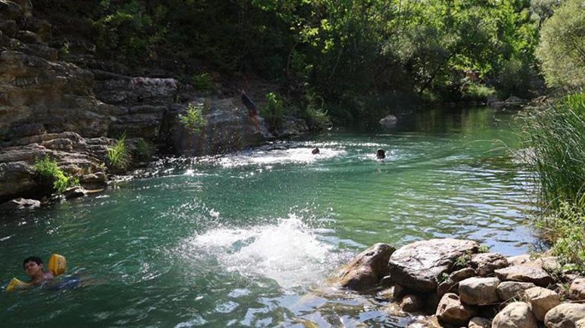 Sıcaktan bunalan Adanalılar yaylaya kaçtı, orada da çözümü kaynak suyunda buldu!