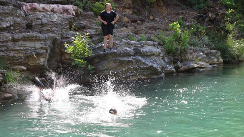 Sıcaktan bunalan Adanalılar yaylaya kaçtı, orada da çözümü kaynak suyunda buldu!