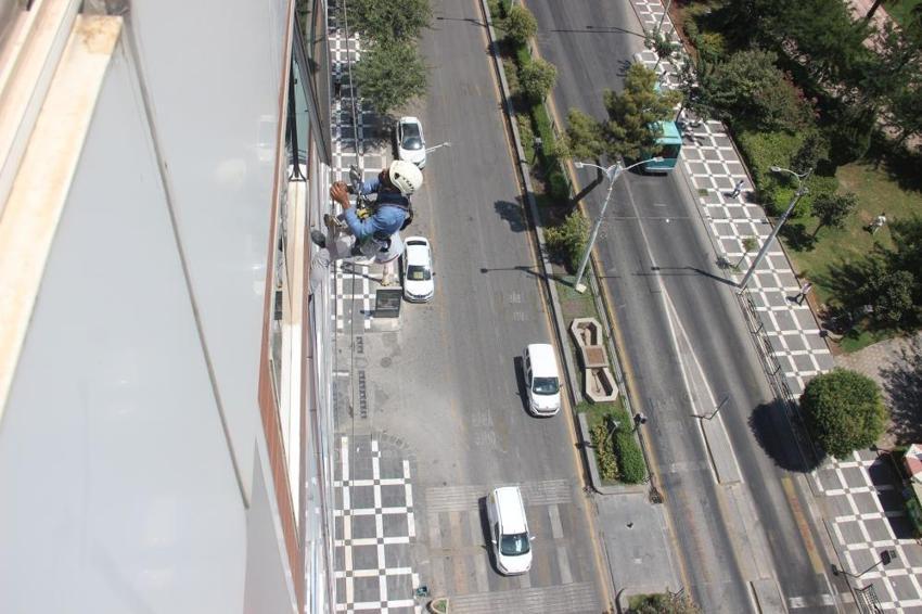 Şanlıurfa'da onlarca metre yüksekte çalışıyorlar!