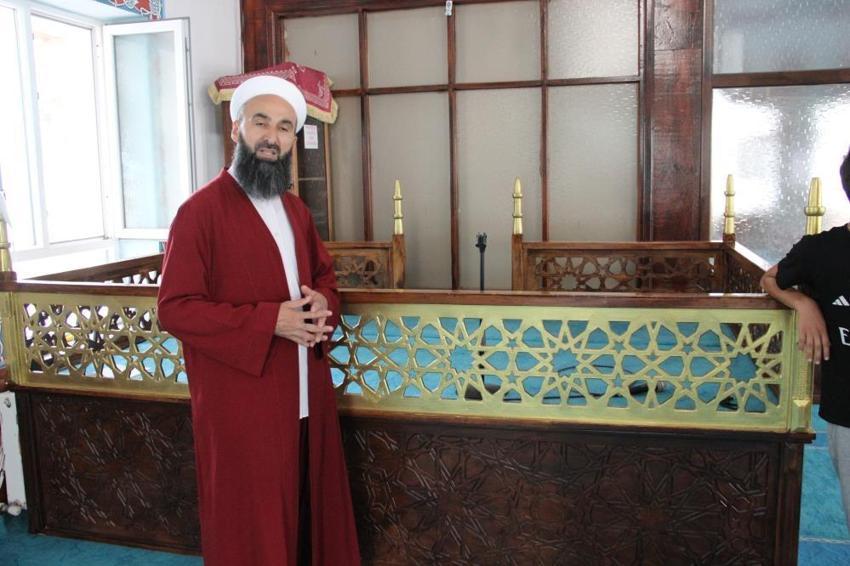 Cami güvenlik kamerasından inanılmaz görüntüler: İmam çocuğu havada kaptı!